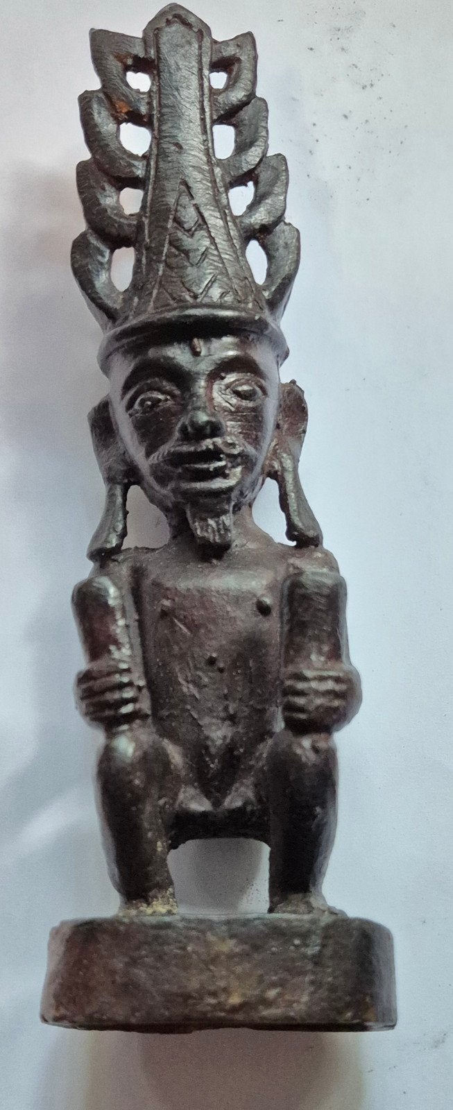 Metalen beeldje van zittende man met hoofddeksel, Antiek en Kunst, Kunst | Beelden en Houtsnijwerken, Ophalen of Verzenden