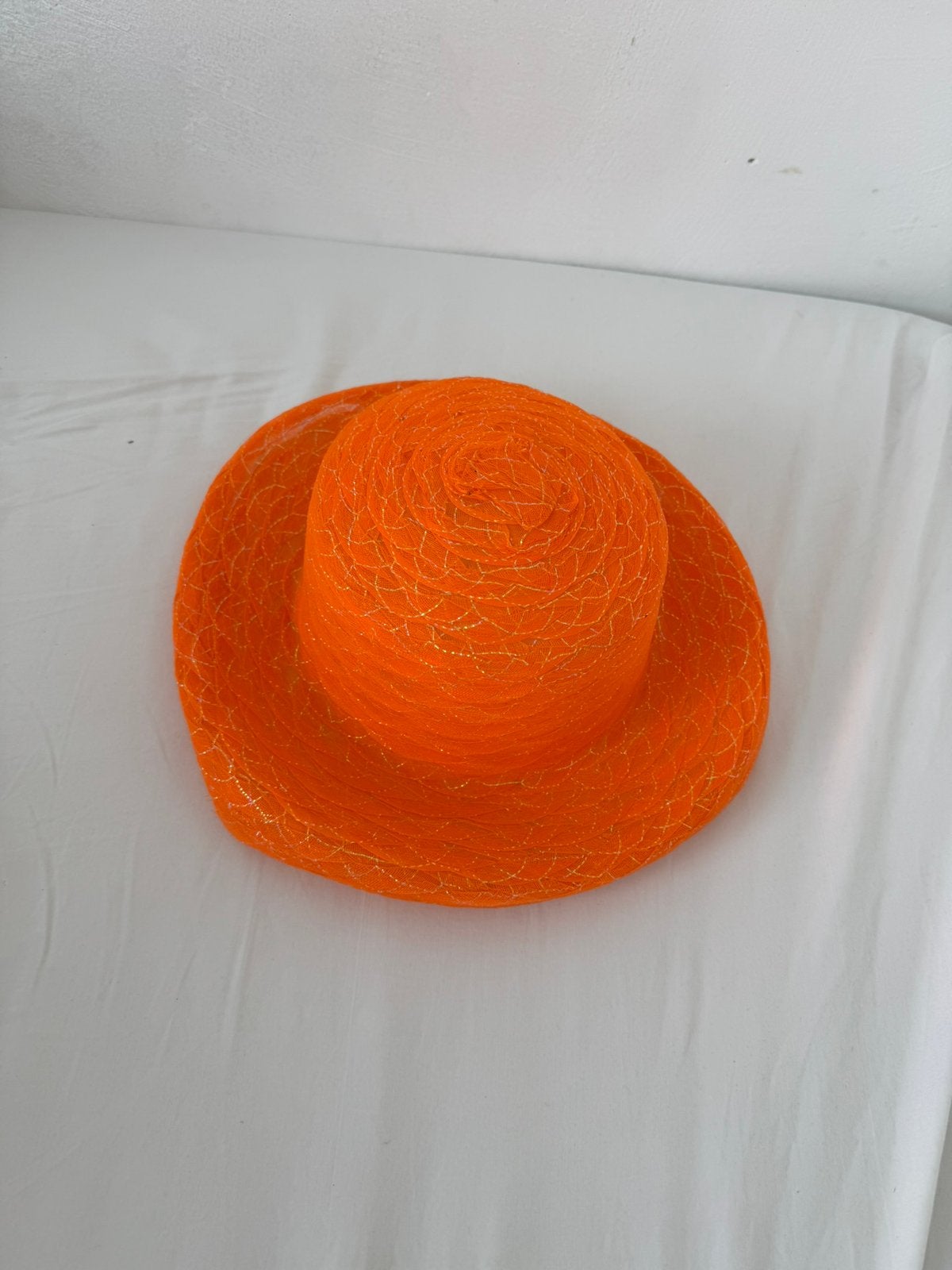 Leuke oranje hoed, Ophalen of Verzenden, Zo goed als nieuw, One size fits all, Hoed