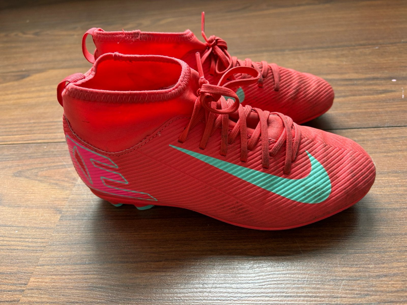 Nike Voetbalschoenen maat 36,5 en scheenbeschermers, Maat XS of kleiner, Ophalen, Gebruikt, Schoenen