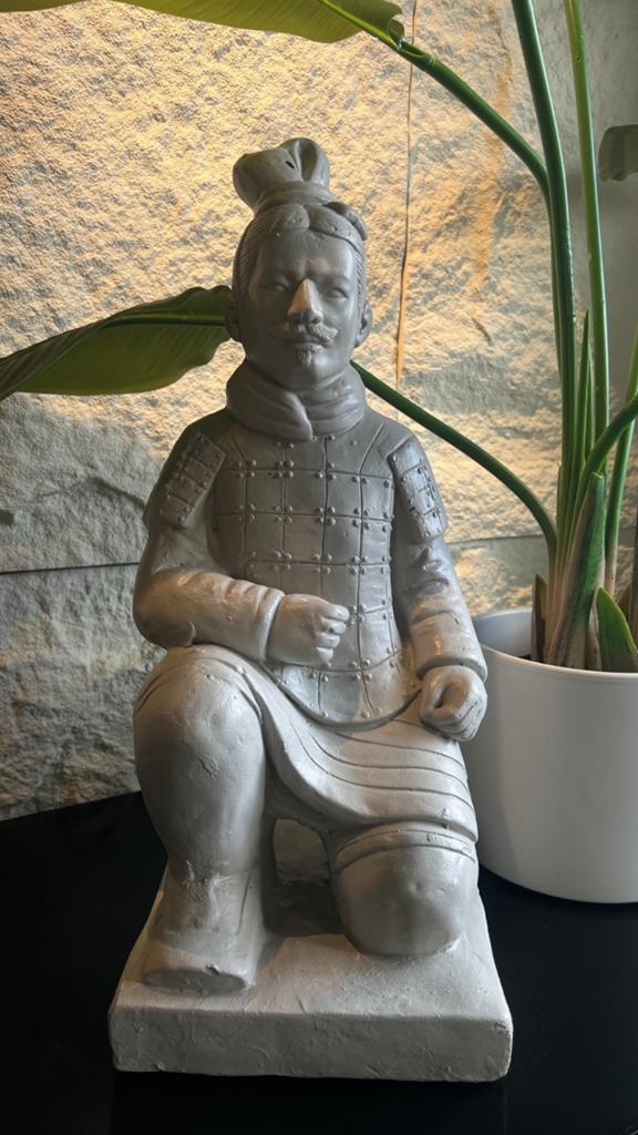 Terracotta Krijger Beeld - Zittende Krijger, Antiek en Kunst, Kunst | Beelden en Houtsnijwerken, Beeld, Steen of Keramiek, Man