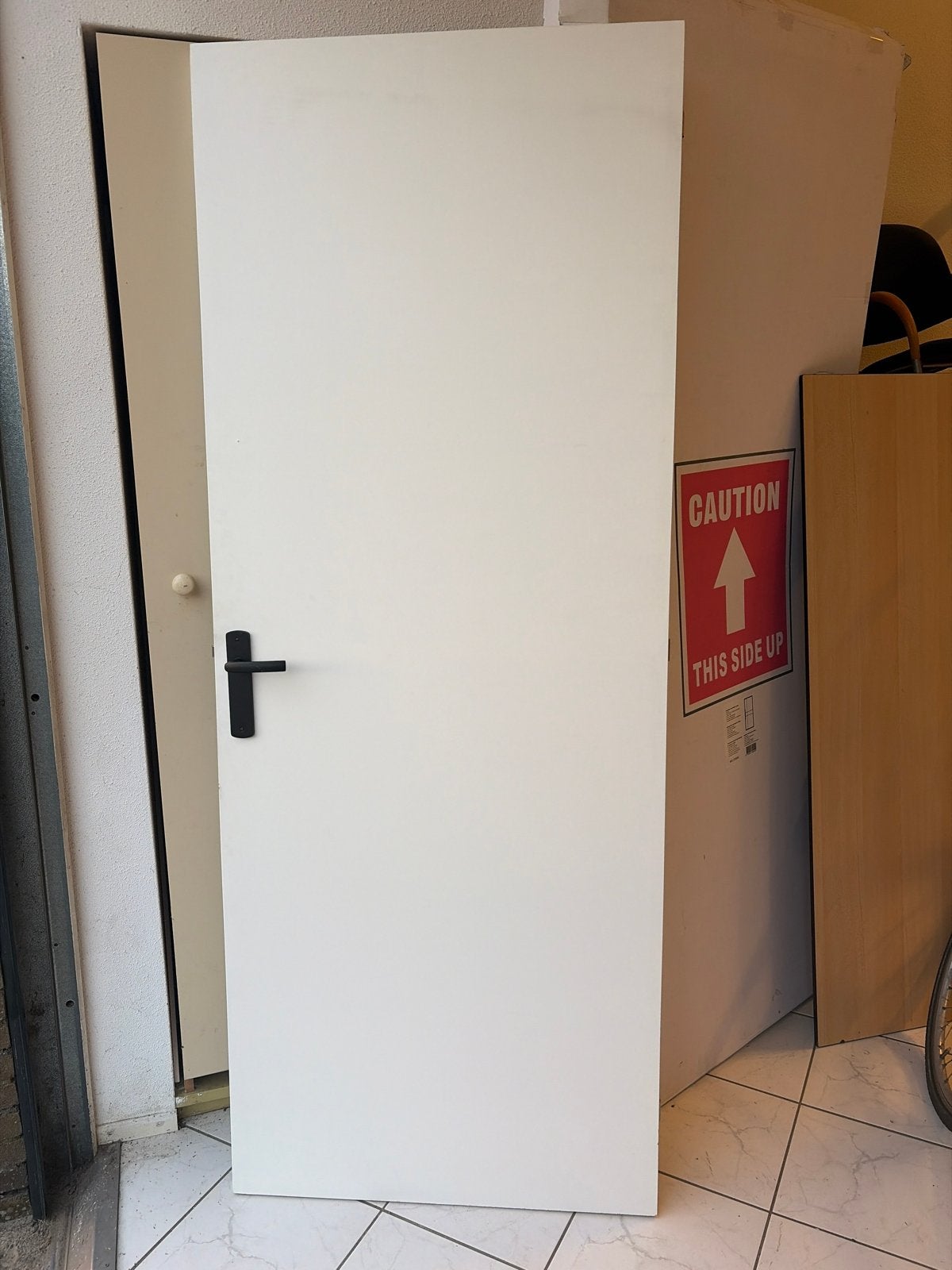 Nieuwe Deur met scharnieren en zwarte handgreep, 80 tot 100 cm, Binnendeur, Nieuw, Ophalen of Verzenden