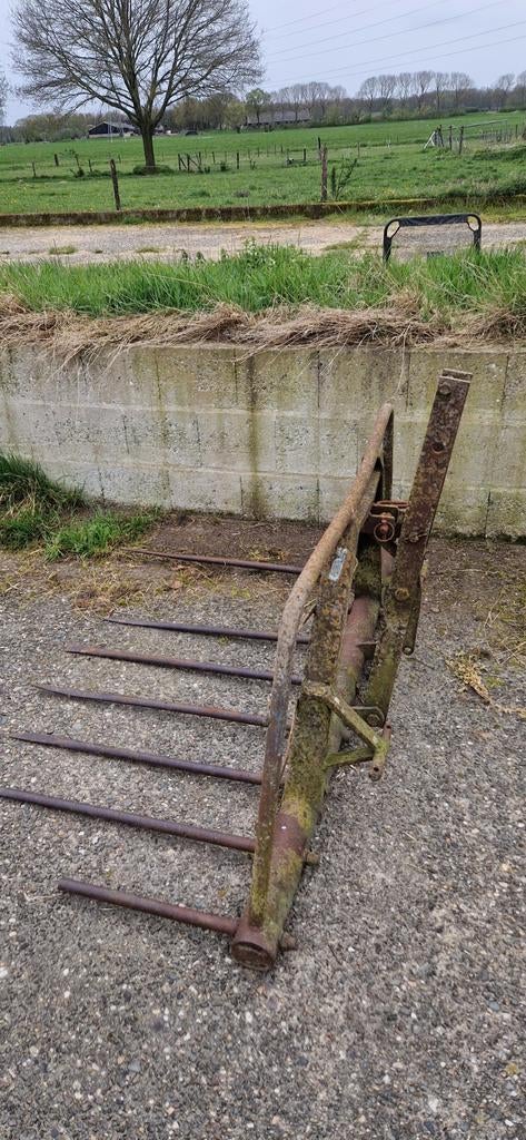 Oude mestvork voor tractor, Ophalen, Vee