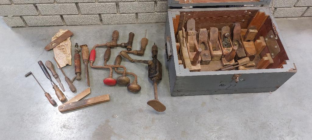 Antieke schaven en gereedschappen in kist nooitgedacht, Ophalen