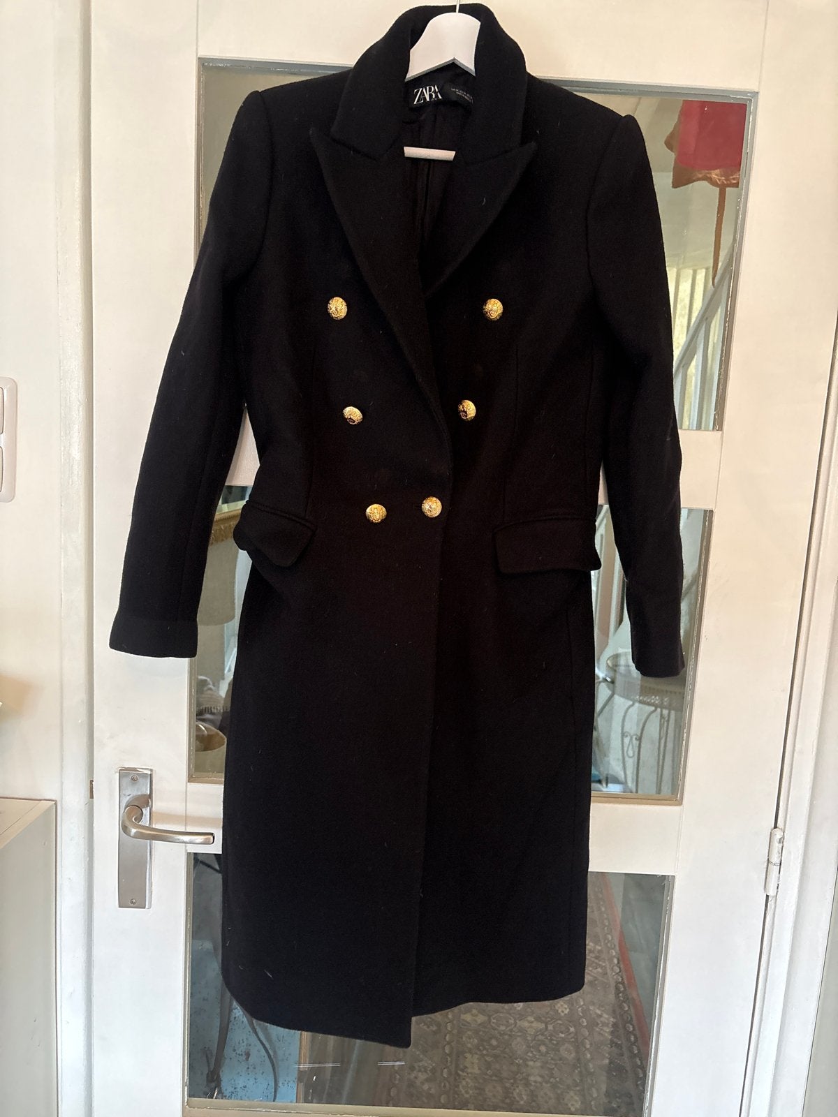 Zara Zwarte Lange Jas met Gouden Knopen - Maat M, Kleding | Dames, Jassen | Winter, Ophalen of Verzenden, Zo goed als nieuw, Maat 38/40 (M)
