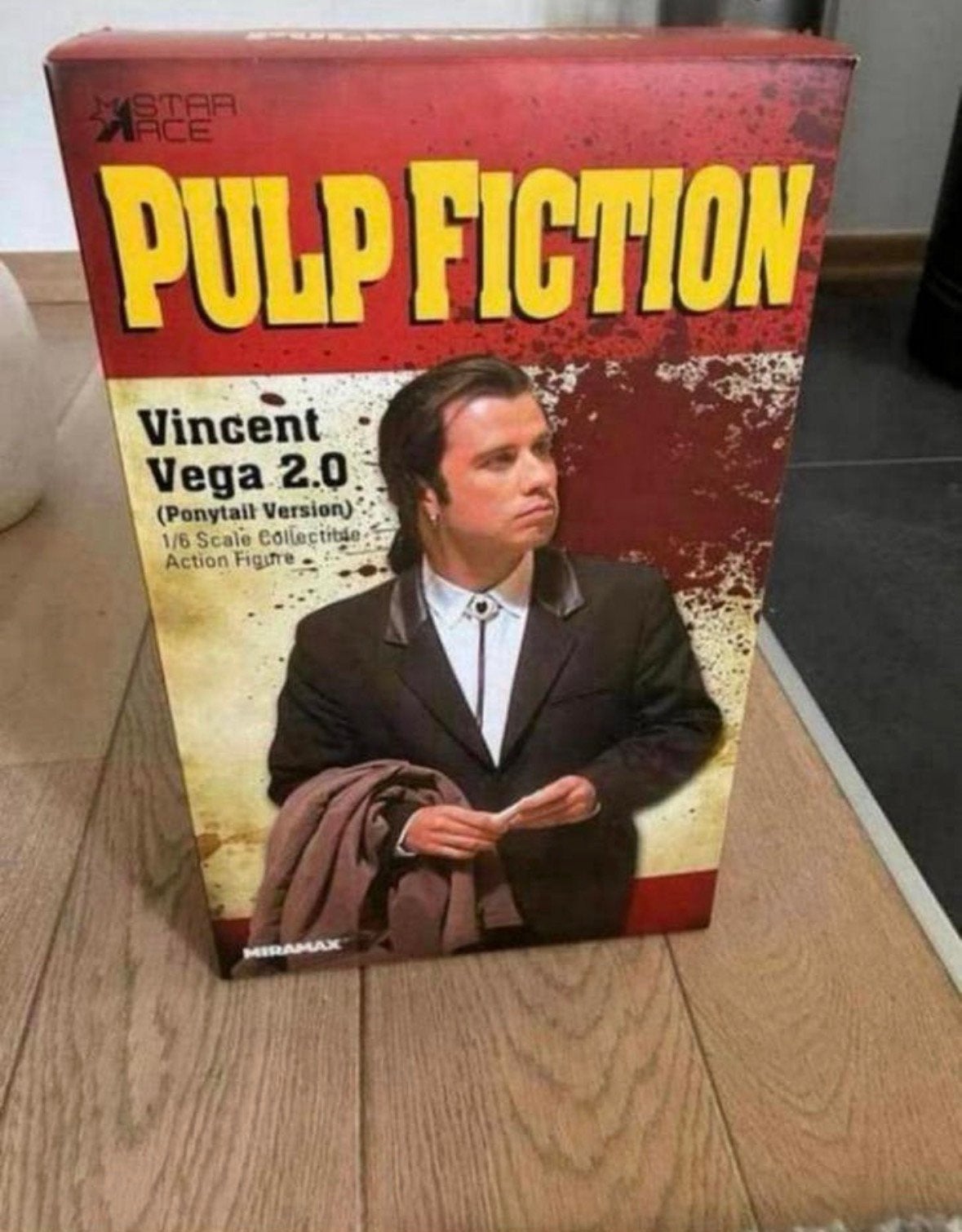 1/6 figuur Vincent Vega / John Travolta / Pulp Fiction, Ophalen of Verzenden, Zo goed als nieuw, Actiefiguur of Pop