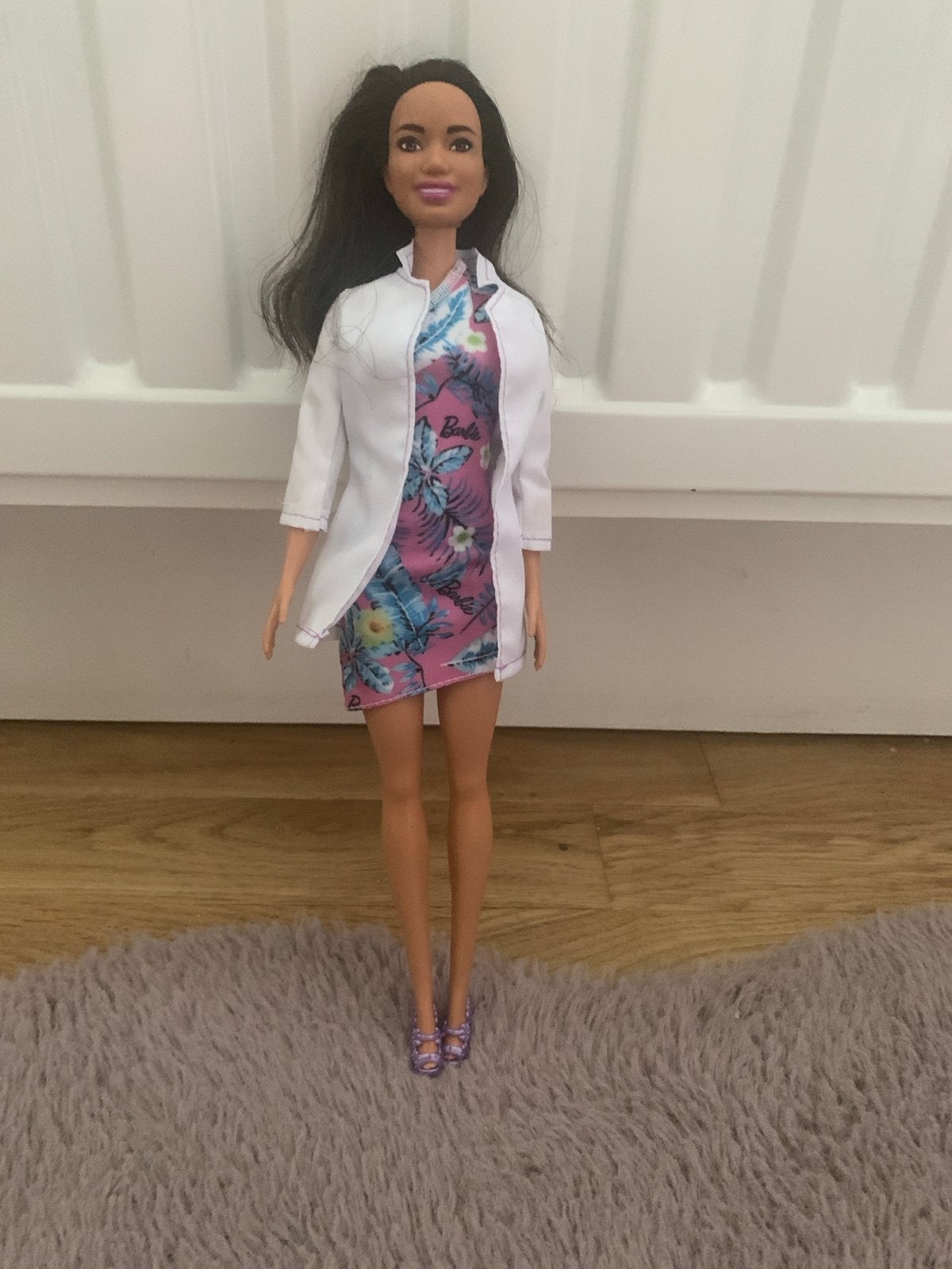 Barbie pop met doktersjas en bloemenjurk