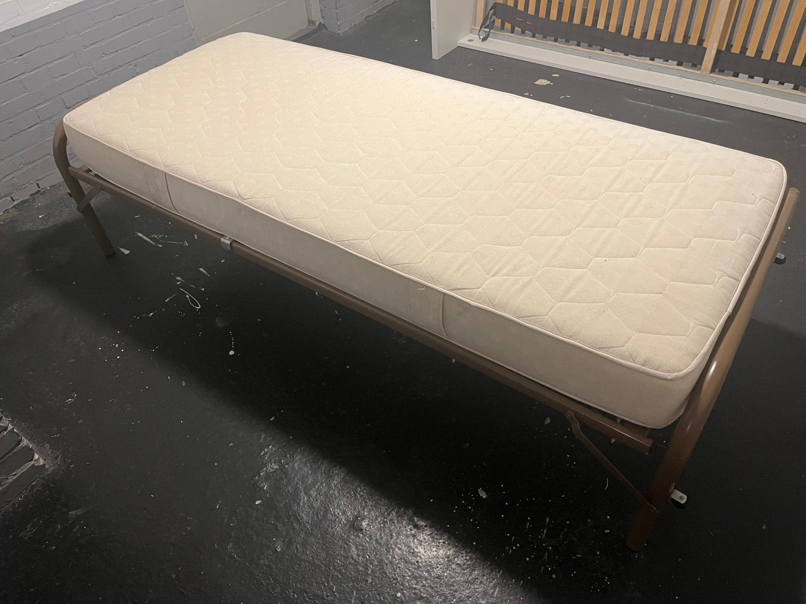 1 persoons bed met matras, Huis en Inrichting, Slaapkamer | Bedden, Ophalen, Eenpersoons, Bruin, 190 cm of minder