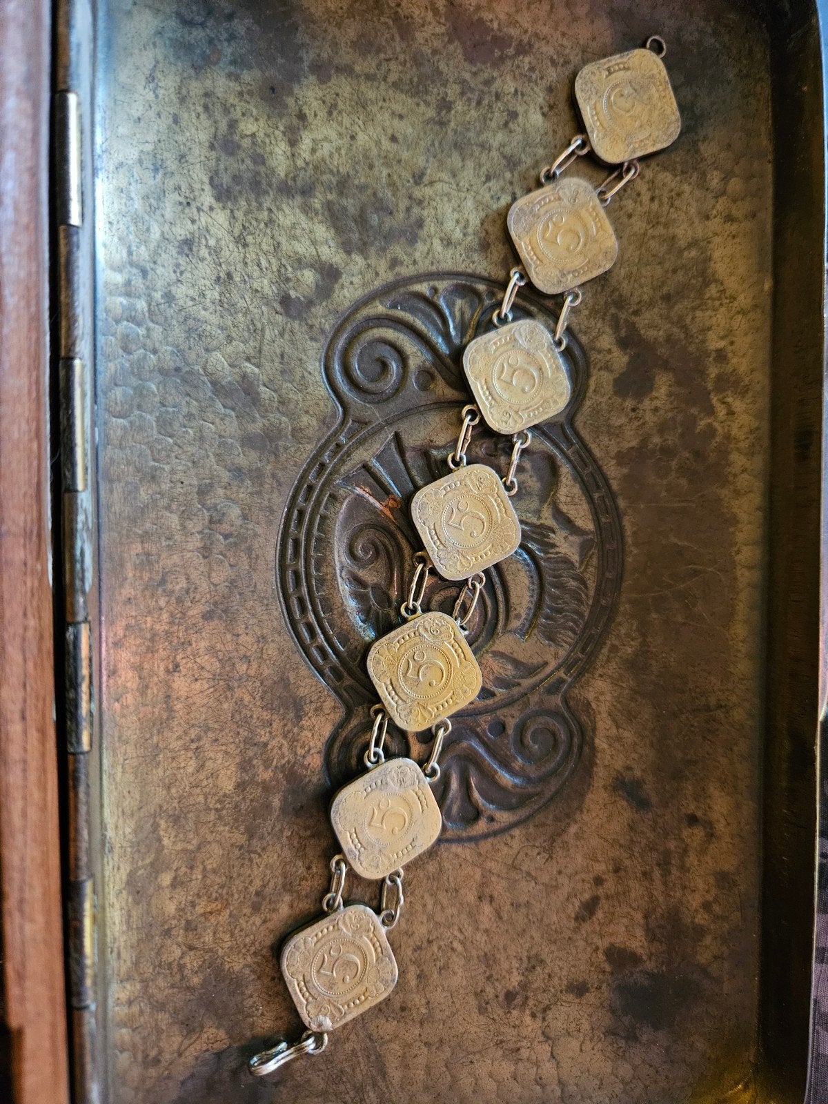 Vintage armband met Nederlandse Antillen munten, Ophalen of Verzenden, Gebruikt, Overige kleuren, Overige materialen