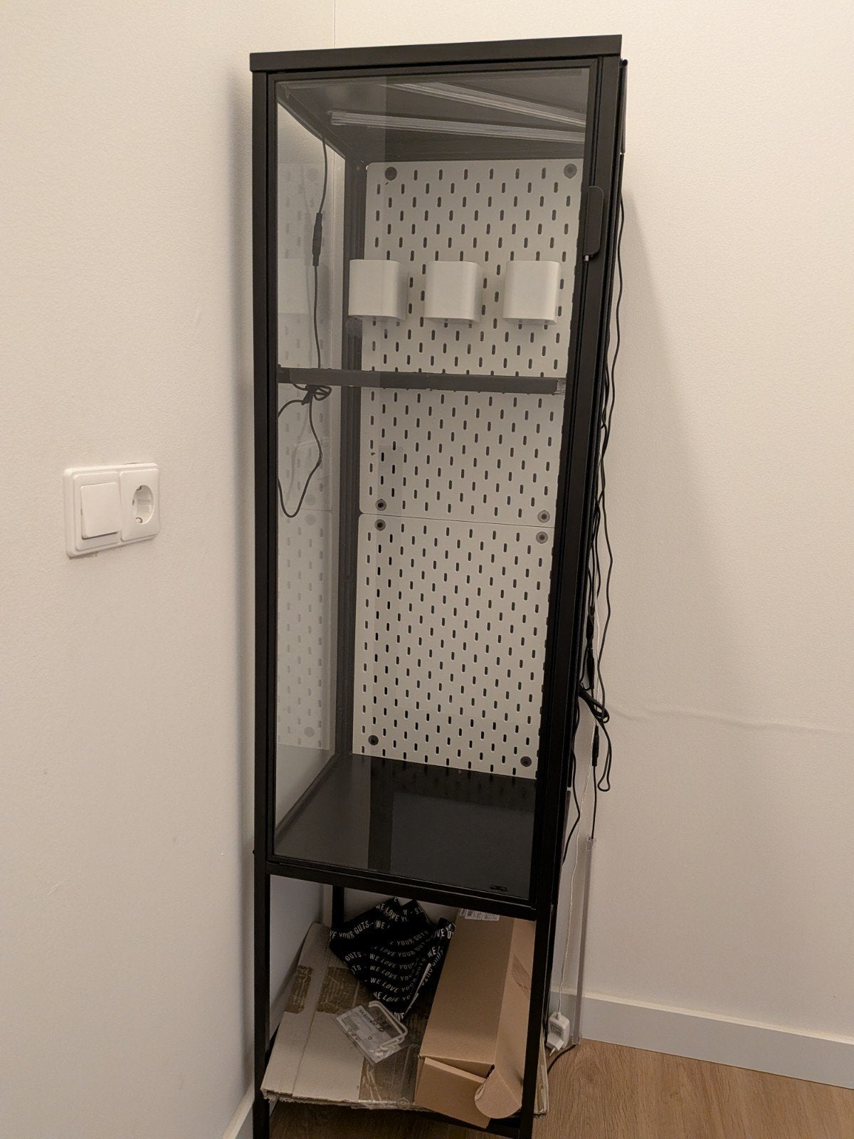 IKEA rudsta Vitrinekast ingericht als plantenkas, Huis en Inrichting, Ophalen, Met plank(en), Minder dan 50 cm, Zo goed als nieuw