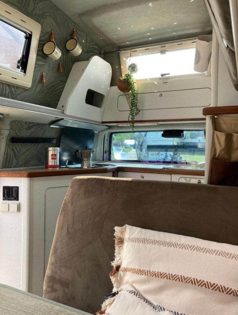 Foto 10 van Mooie Volkswagen Transporter T4 camper / camperbus te koop!