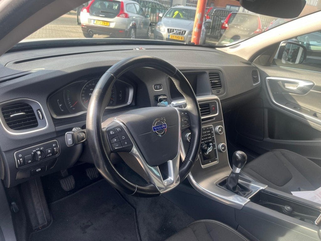 Volvo V60 1.6 T3 150PK  Momentum  150 PK  NW Distributieriem, Auto's, Voorwielaandrijving, Gebruikt, 4 cilinders, 150 pk