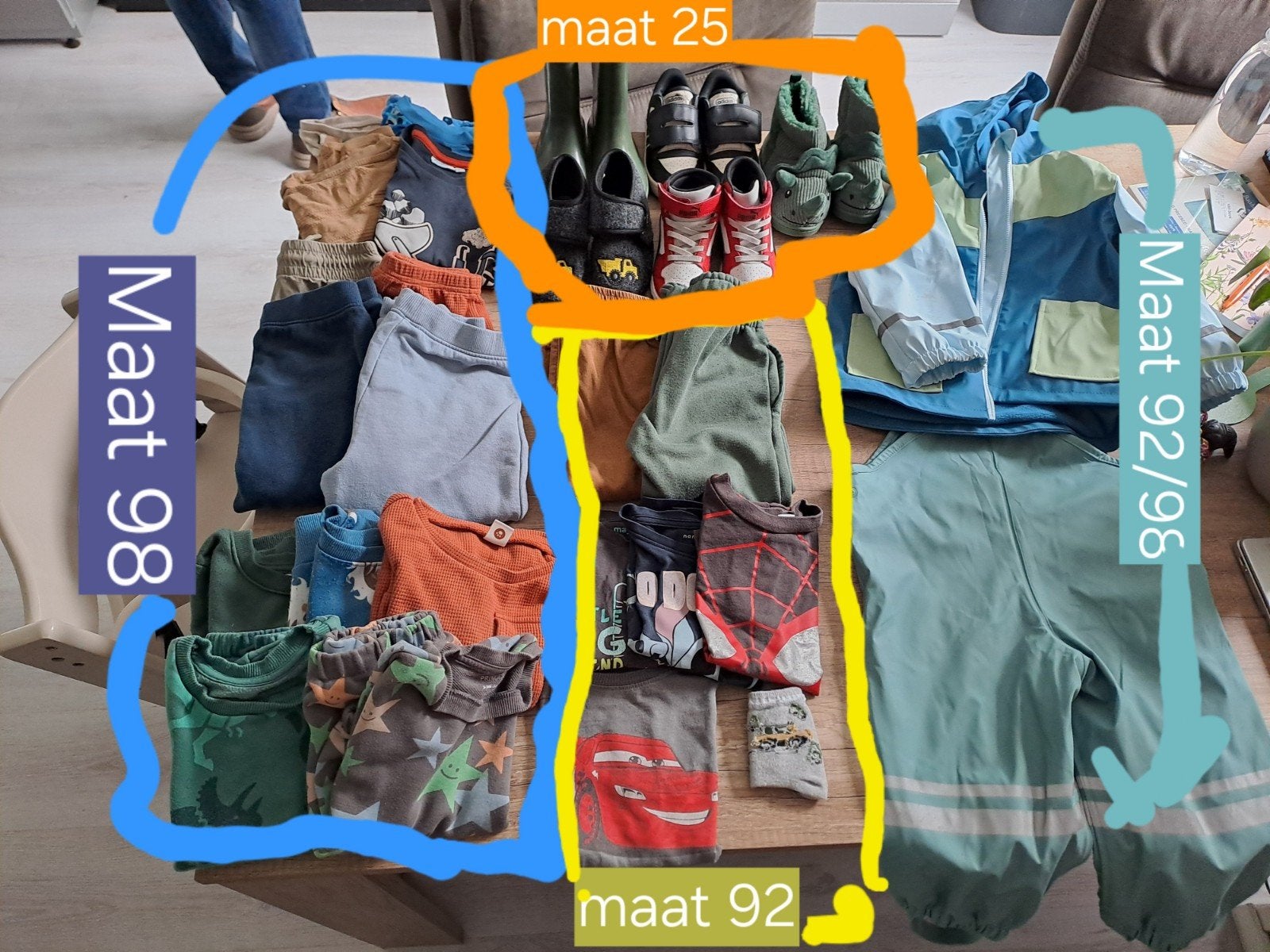 Pretpakket jongenskleding mt98/schoen25, Ophalen, Maat 98