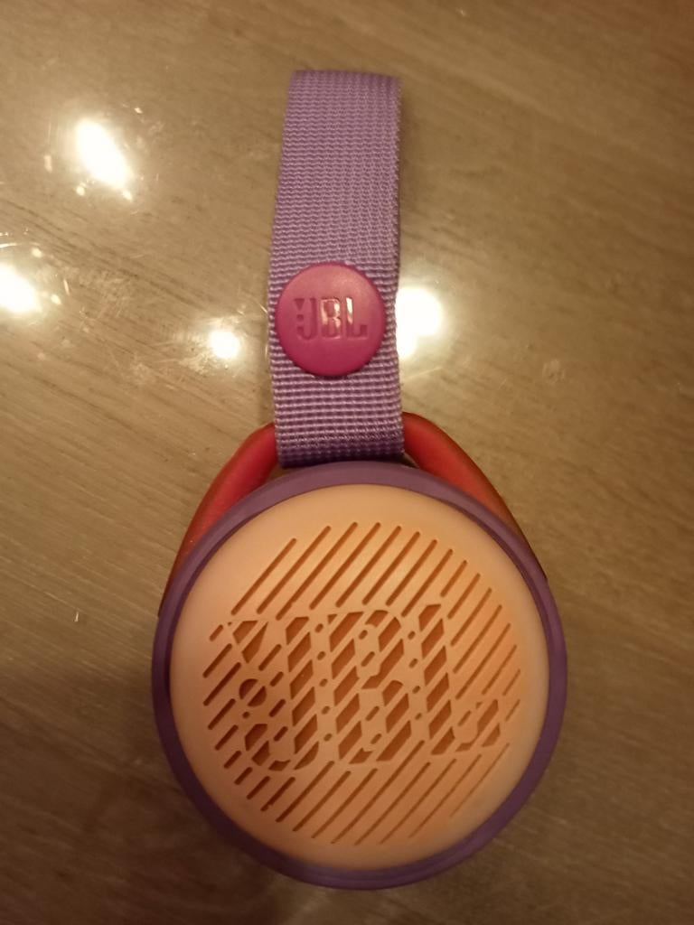 Jbl paars met roze kleine speaker, JBL, Overige typen, Ophalen of Verzenden, Zo goed als nieuw