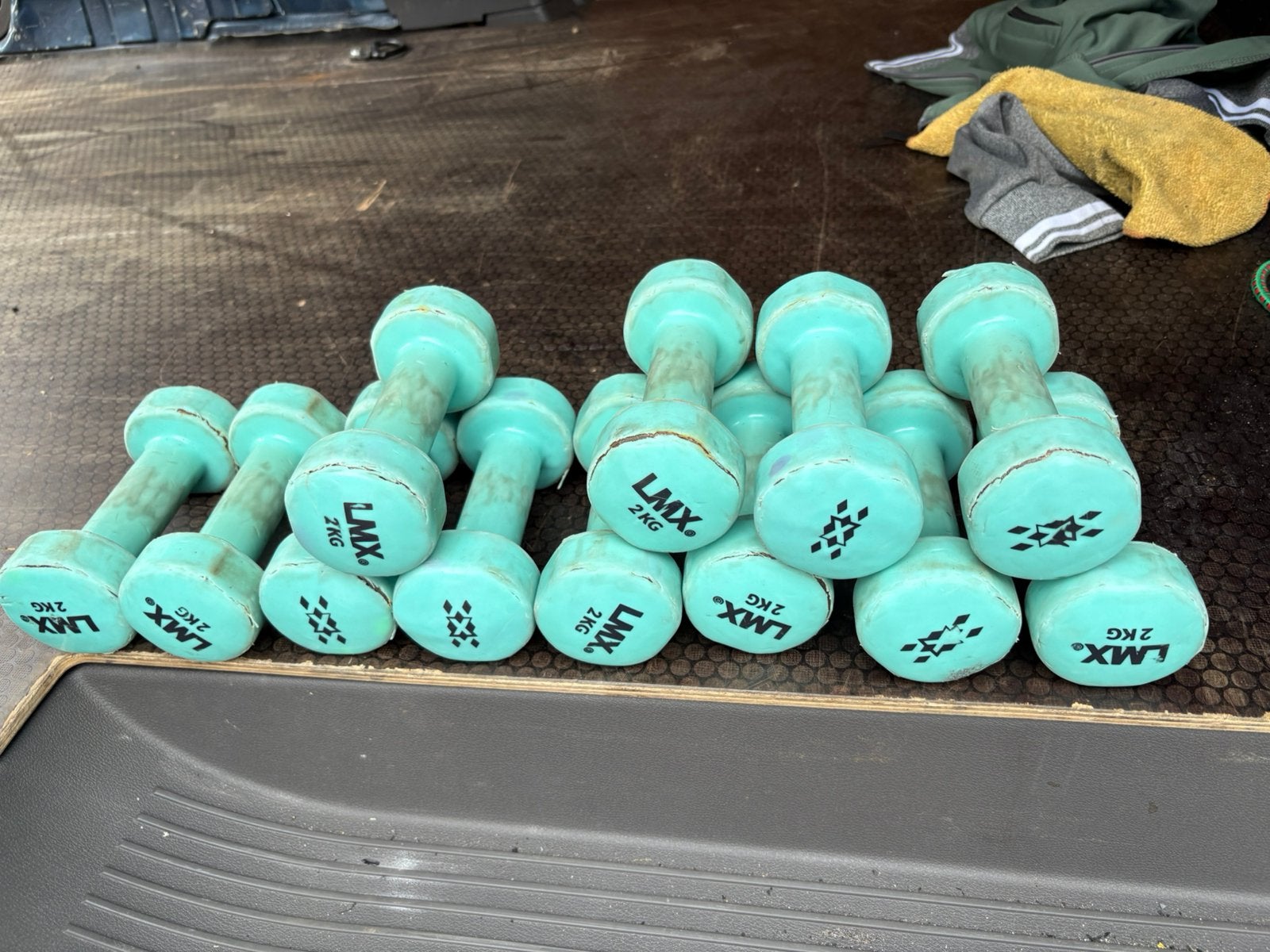 12 x 2 kg rubberen dumbells lmx ( beschadigd