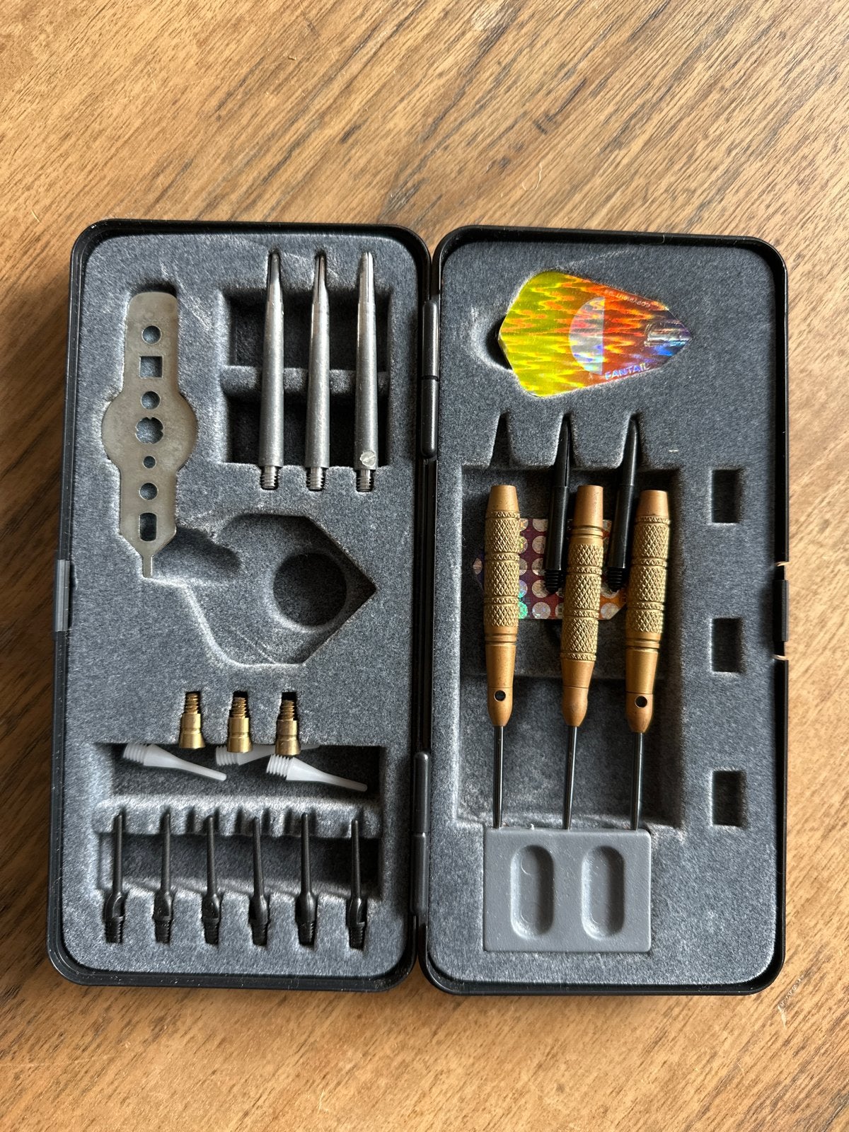 Darts set met extra shafts en flights in handige case, Ophalen of Verzenden, Gebruikt, Pijlen