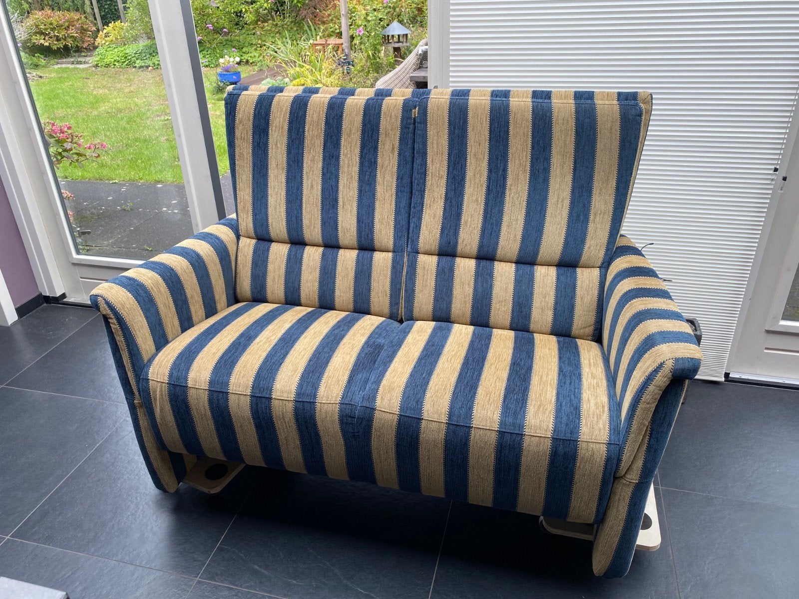 Compacte tweezitsbank met blauw/crème strepen, Huis en Inrichting, Ophalen, Tweepersoons, Zo goed als nieuw, Rechte bank