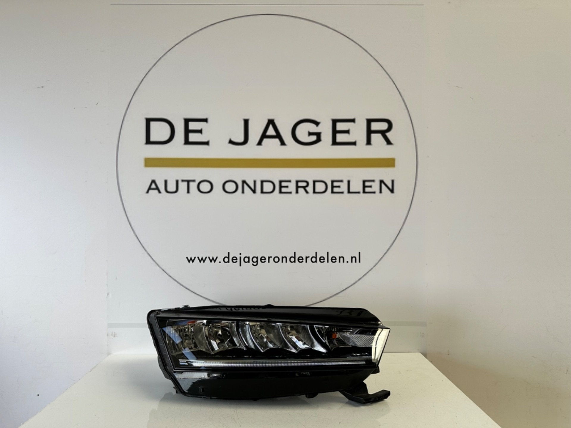 SKODA OCTAVIA IV 4 SET KOPLAMPEN LED LINKS /RECHTS, Skoda, Skoda Auto a.s., Gebruikt, Infoline@skoda-auto.cz