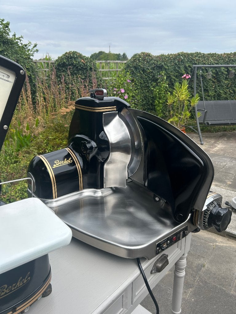Berkel 834 snijmachine evt met weegschaal hoog glans zwart, Huis en Inrichting, Ophalen, Zo goed als nieuw