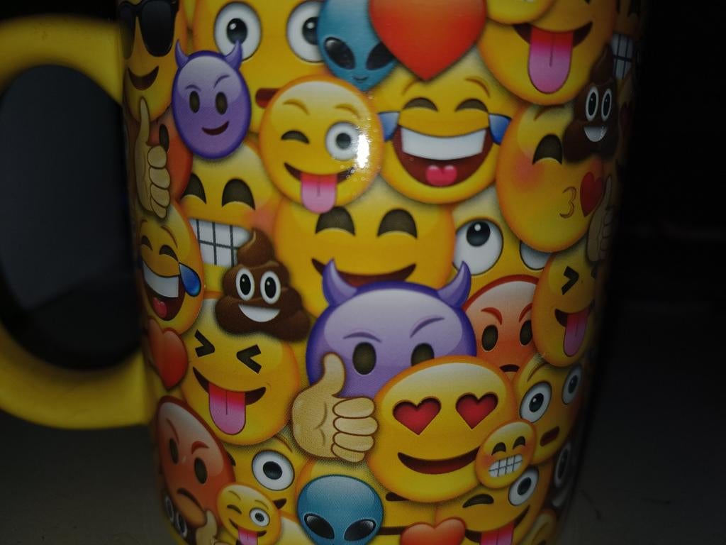 Emoji Mok - Vrolijke Beker met Diverse Emoticons, Overige typen, Ophalen of Verzenden, Zo goed als nieuw, Steen/keramiek