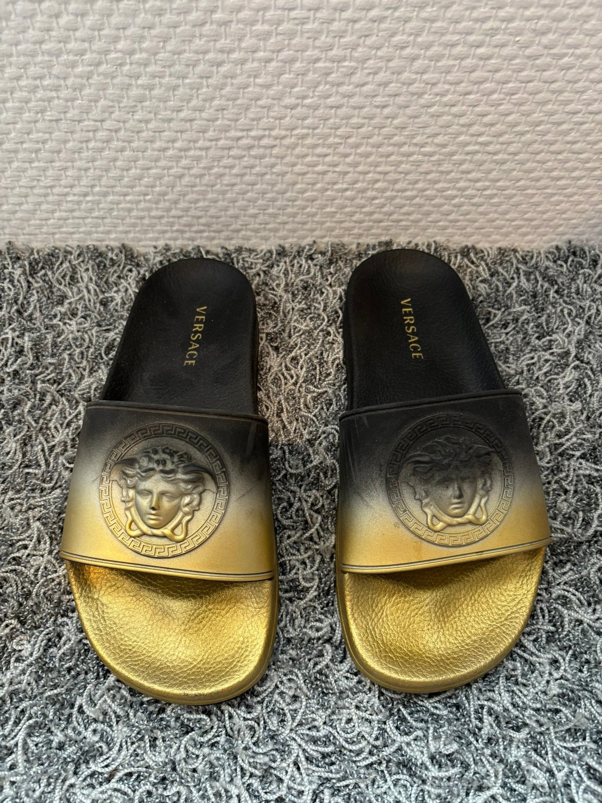 Versace slippers zwart goud maat 37, Slippers, ., Zwart, Ophalen of Verzenden