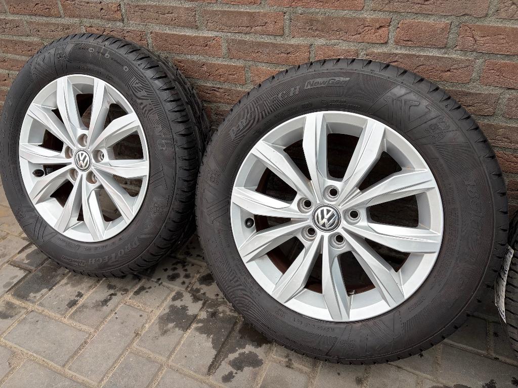 Originele 15 Inch Volkswagen polo velgen + Banden als nieuw, Auto-onderdelen, Ophalen, Gebruikt, 15 inch, Banden en Velgen