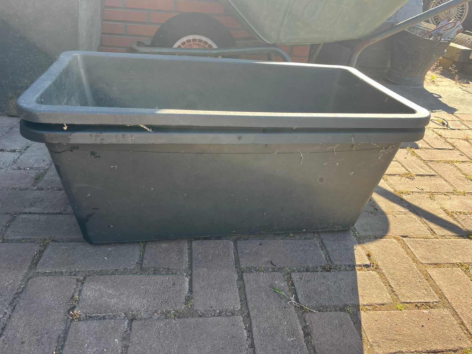 Twee zwarte plastic bakken van 65L, Ophalen, Kunststof, Gebruikt, Balkon