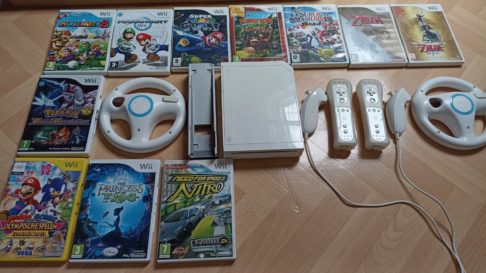 Wii met 2 controllers, 2 stuurtjes, 11 games (Mario, Zelda), Ophalen, Gebruikt, Met 2 controllers, Met stuurtje