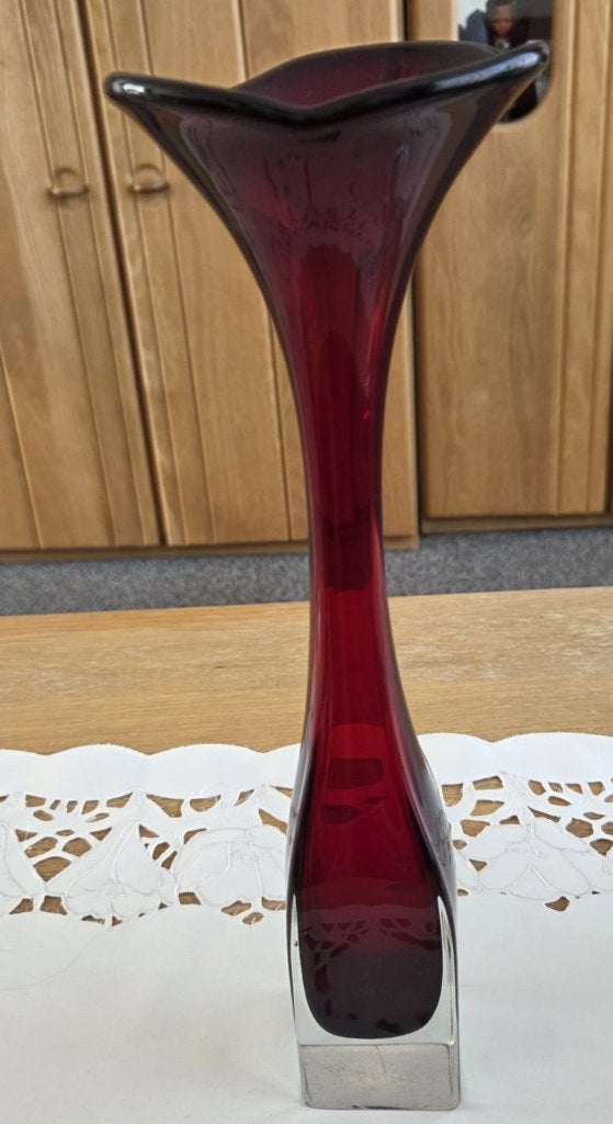 Vintage Aseda trompetvaas, Huis en Inrichting, Woonaccessoires | Vazen, Handgemaakt, Ophalen of Verzenden, Rood, Glas