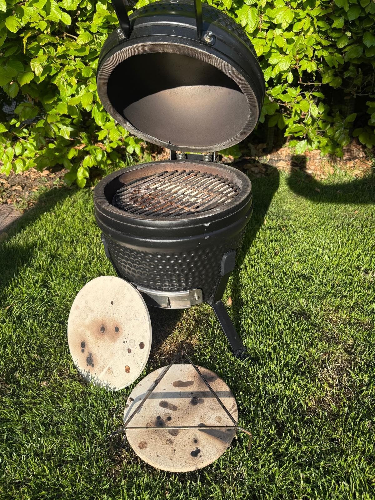 kamado small incl plattesetter en pizzasteen twv €65,-, Tuin en Terras, Houtskoolbarbecues, Ophalen, Zo goed als nieuw