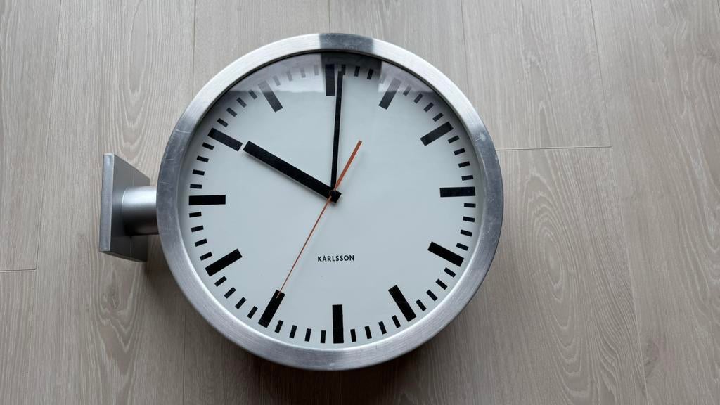 Stationsklok dubbelzijdig. Karlsson. 38cm., Huis en Inrichting, Woonaccessoires | Klokken, Ophalen, Gebruikt, Analoog, Wandklok