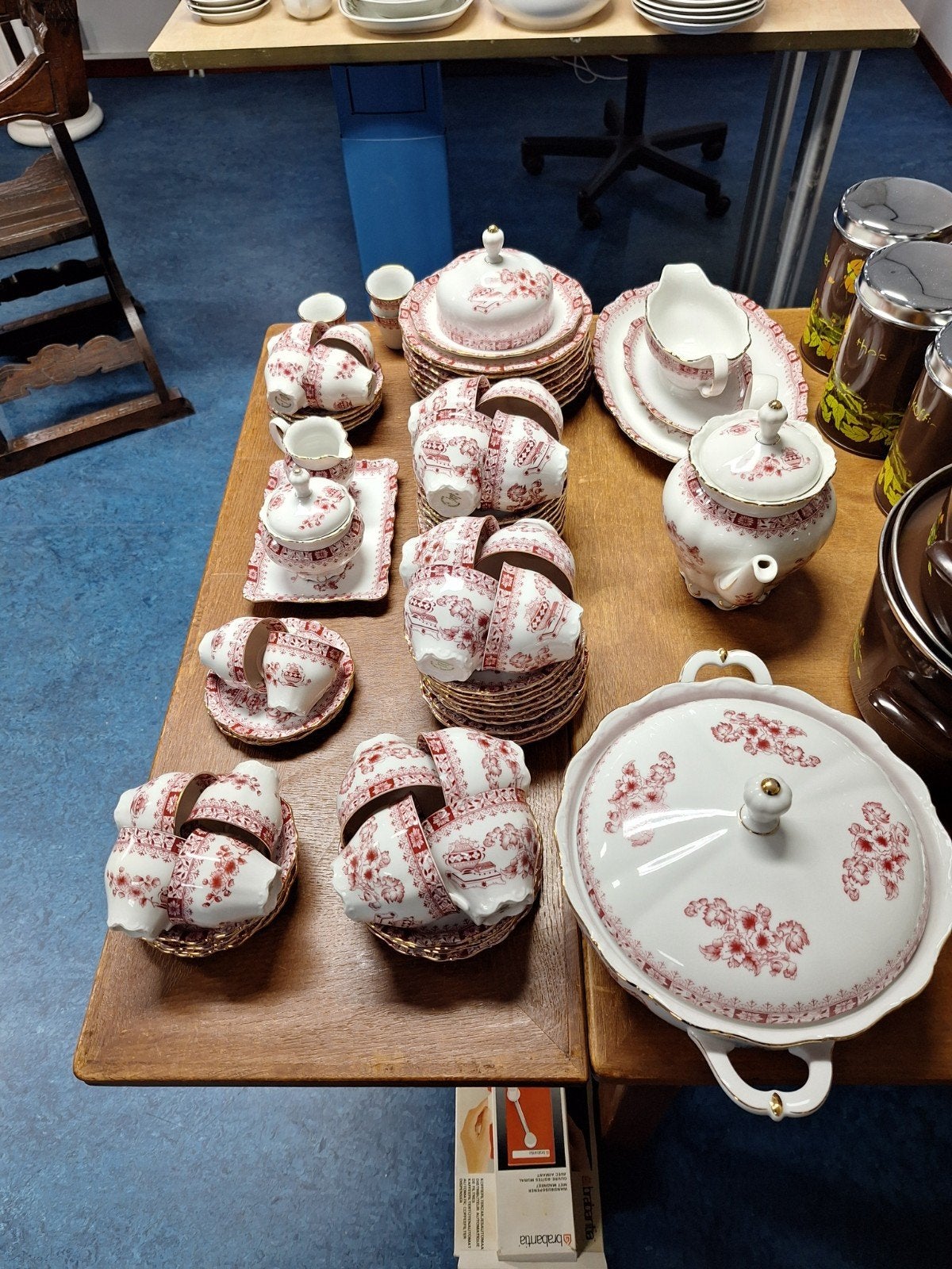 uitgebreid servies Seltmann Weiden "Theresia Rood", Antiek en Kunst, Ophalen