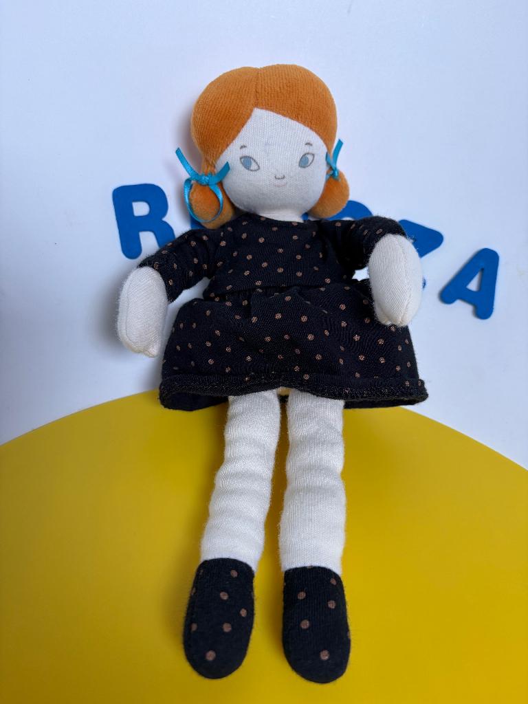 K1349 Moulin Roty pop popje met zwart jurkje, Kinderen en Baby's, Ophalen of Verzenden, Zo goed als nieuw, Overige typen