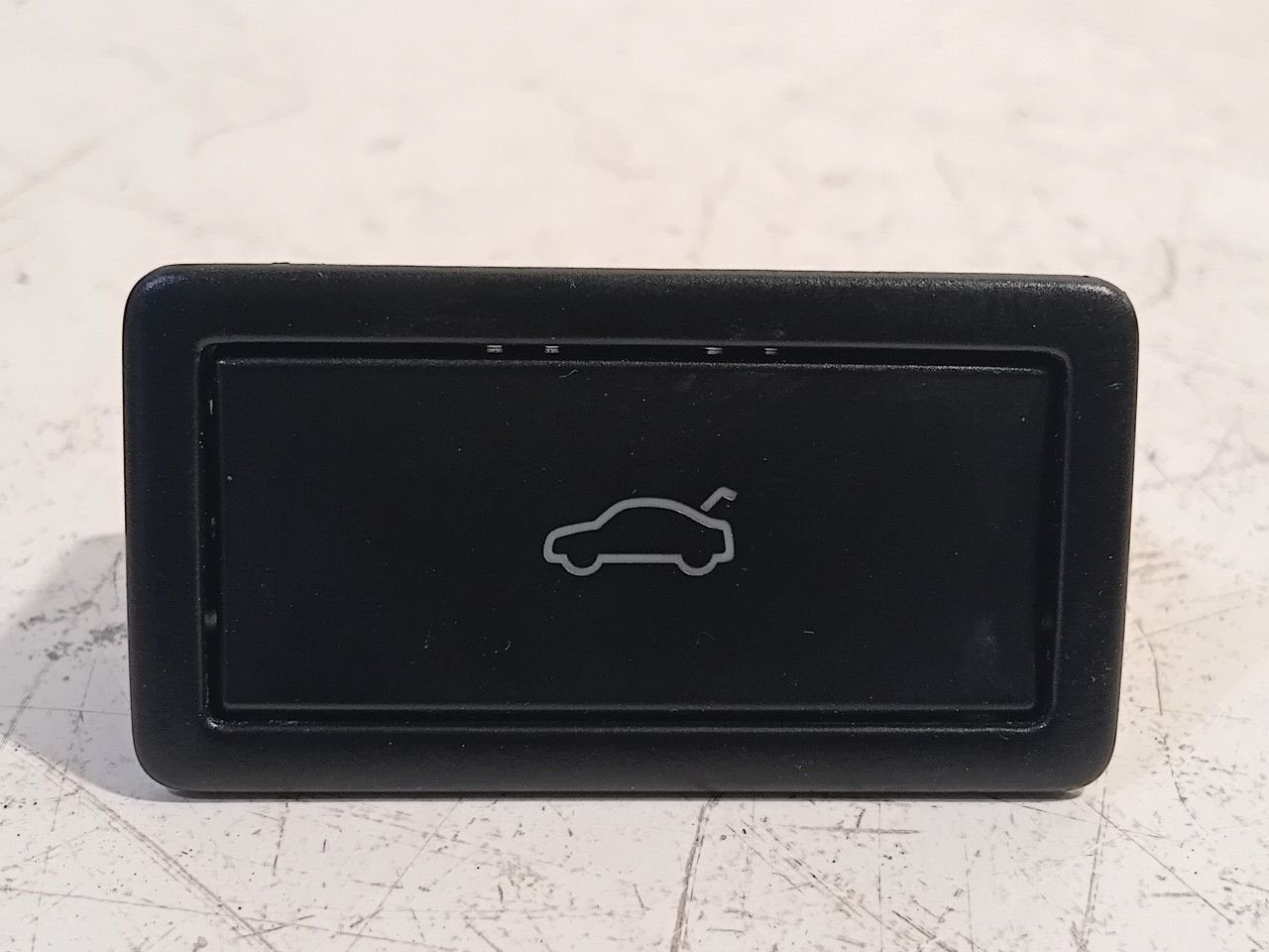 Kofferdeksel schakelaar Volkswagen Passat, Auto-onderdelen, Onderdelen@venauto.nl, Van der Ven Autorecycling B.V., Gebruikt, Ettenseweg 76, 4706 PB Roosendaal, The Netherlands