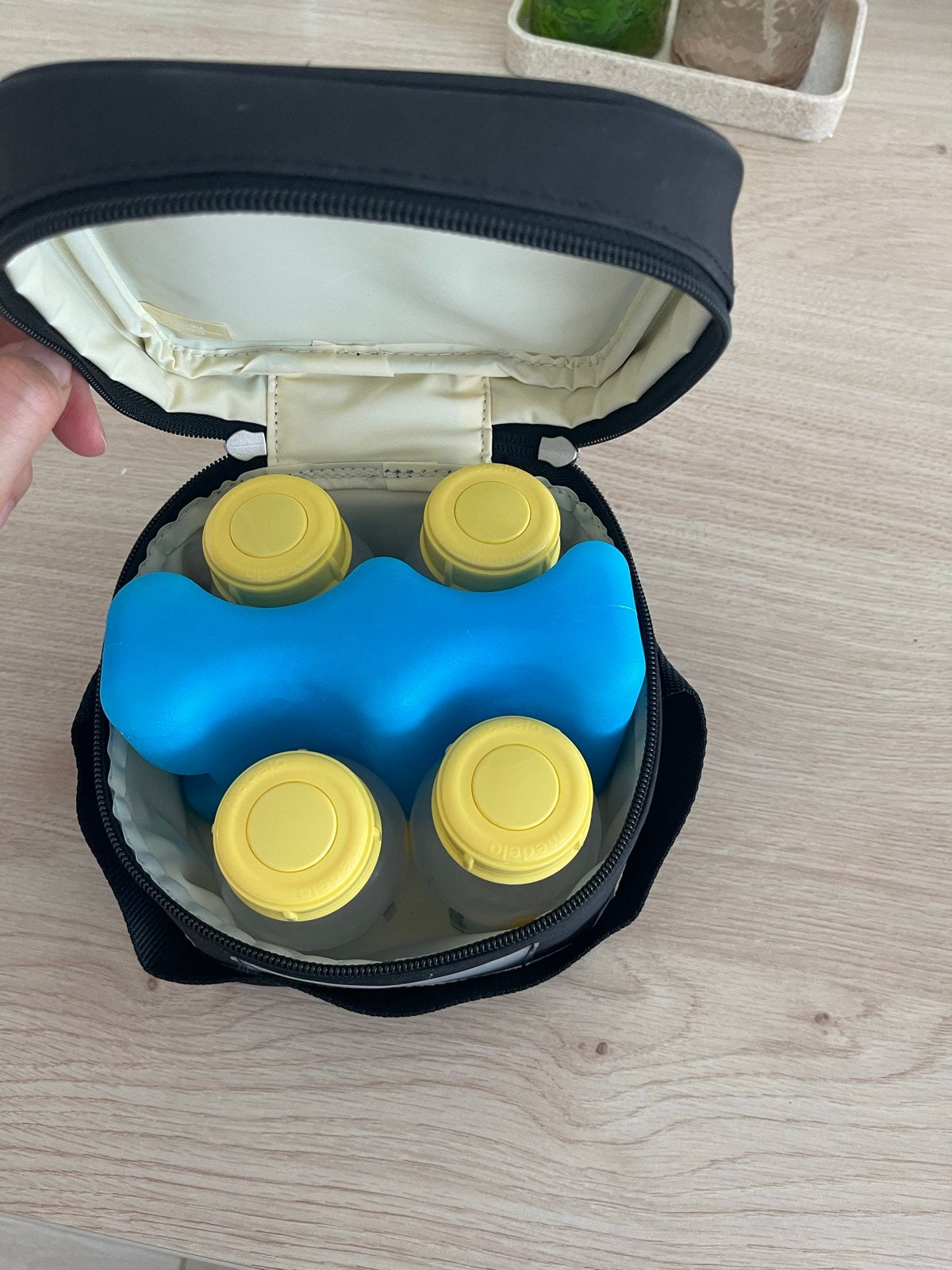 Medela koeltas met 4 flesjes en koelelement, Ophalen, Gebruikt, Medela, Bewaarbakje