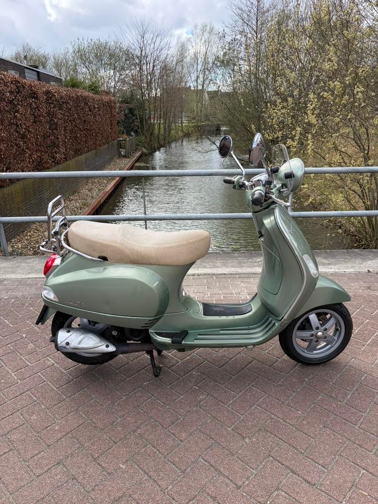 Vespa LXV- Stijlvolle Scooter in Uitstekende Staat, Fietsen en Brommers, Scooters | Vespa, Ophalen, Tweetakt, Zo goed als nieuw