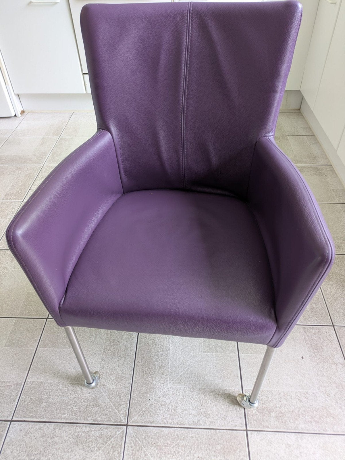Gratis 4x Paarse Eetkamerstoelen - Modern Design, Huis en Inrichting, Stoelen, Gebruikt, Vier, Leer, Metaal, Overige kleuren, Ophalen