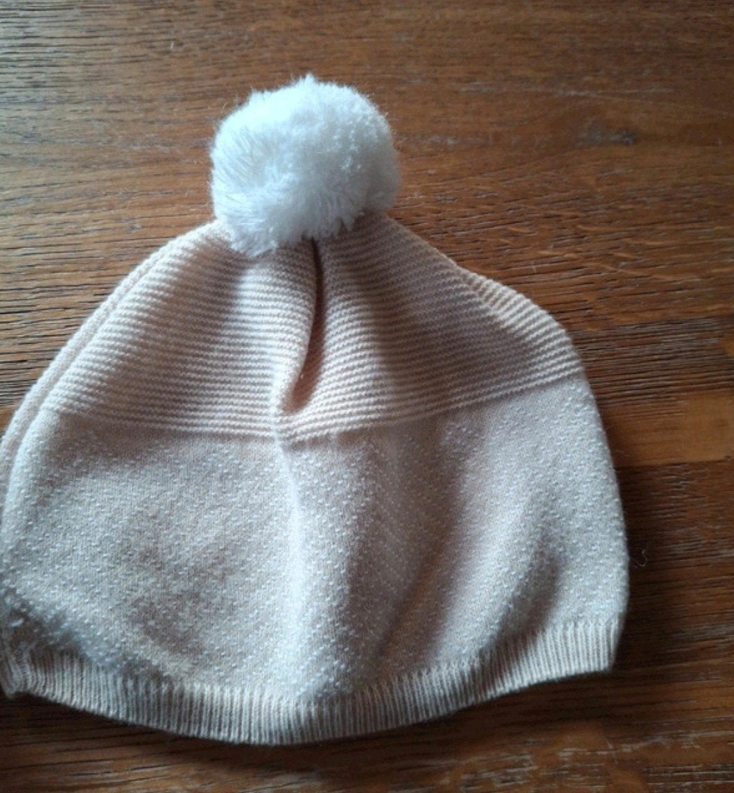 2 leuke mutsjes ongeveer voor 1 jaar made in Spanje voor twe, Jongen of Meisje, Ophalen of Verzenden, Zo goed als nieuw, 104 of kleiner