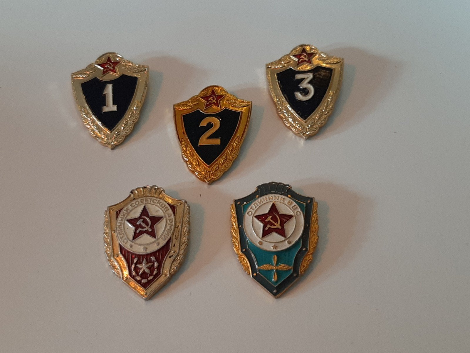 Russische   Militaire   Insignes   / 5 stuks . bod va. 10 Eu, Verzamelen, Ophalen of Verzenden, Landmacht, Overige gebieden, Embleem of Badge