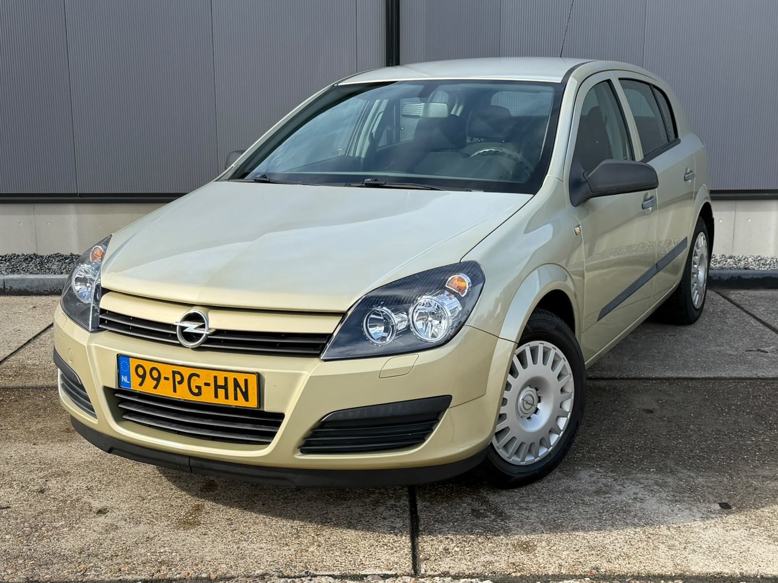 Opel Astra 1.8 Essentia AUTOMAAT / TREKHAAK / AIRCO, Auto's, Dealer onderhouden, Gebruikt, Zwart, 4 cilinders