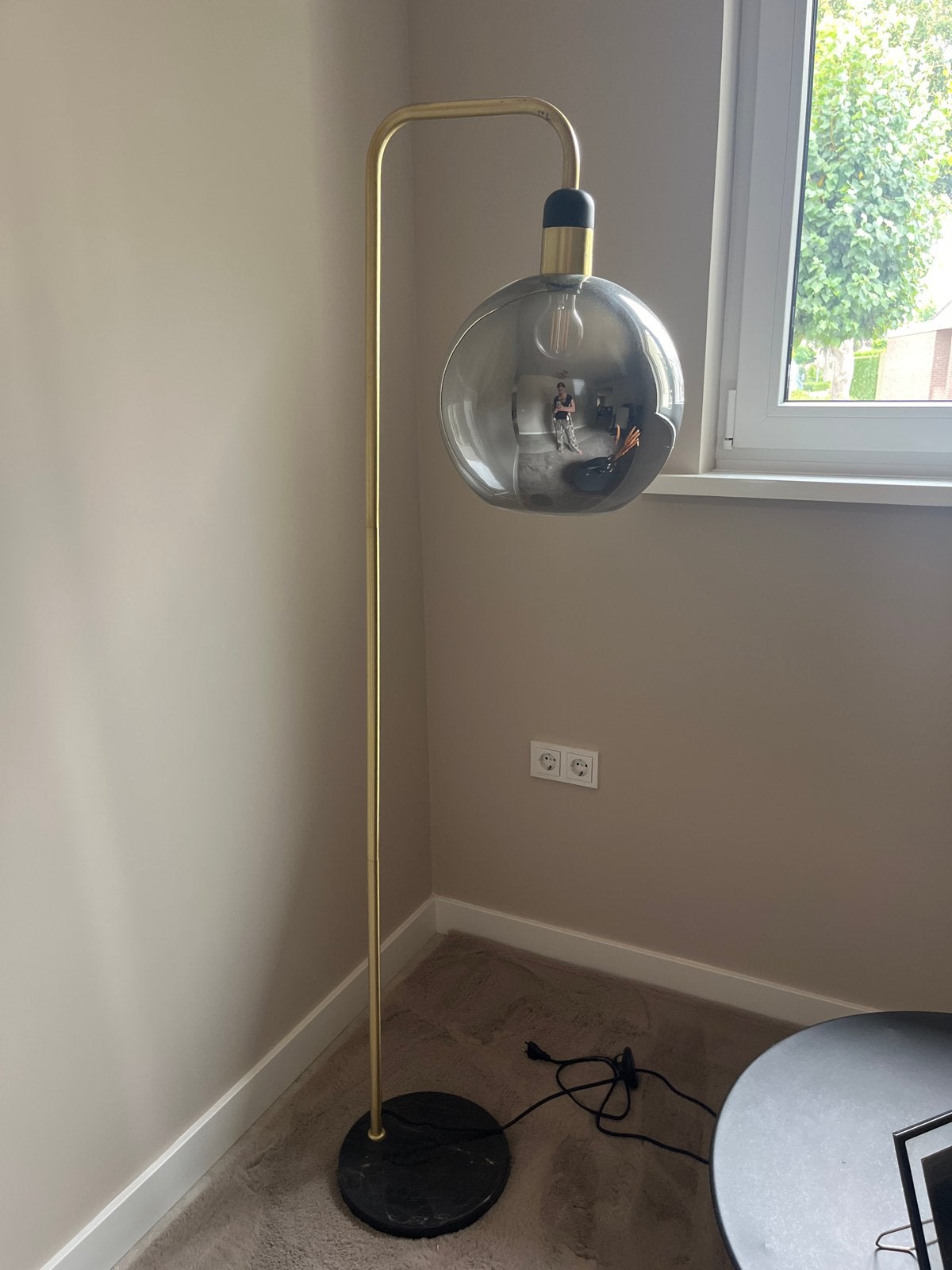 Gouden vloerlamp met glazen bol en marmeren voet, Ophalen, Gebruikt, Metaal, 150 tot 200 cm