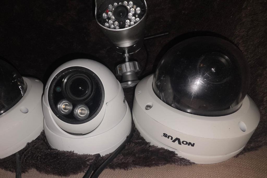 4 werkende camera's: 3 Novus en 1 Elro, Ophalen