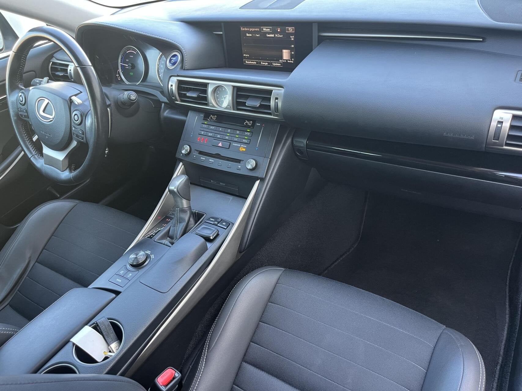 Lexus IS 300h HYBRID 223PK TREKHAAK+ACC+DAB+CAMERA DEALER OH, Automaat, Achterwielaandrijving, Gebruikt, Leder en Stof