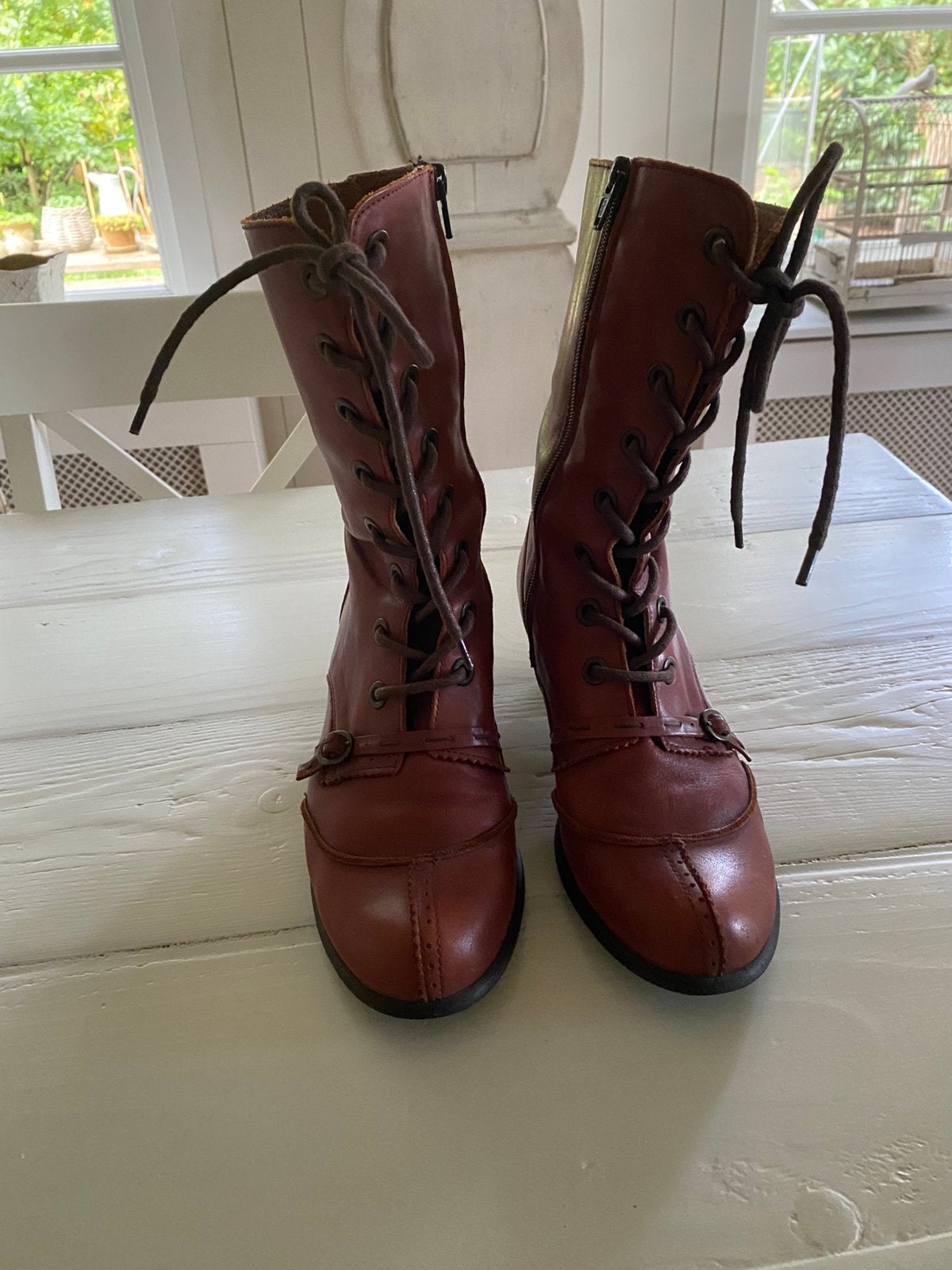 Rode veterlaarsjes maat 39 merk Sasha, Kleding | Dames, Ophalen of Verzenden, Zo goed als nieuw, Rood