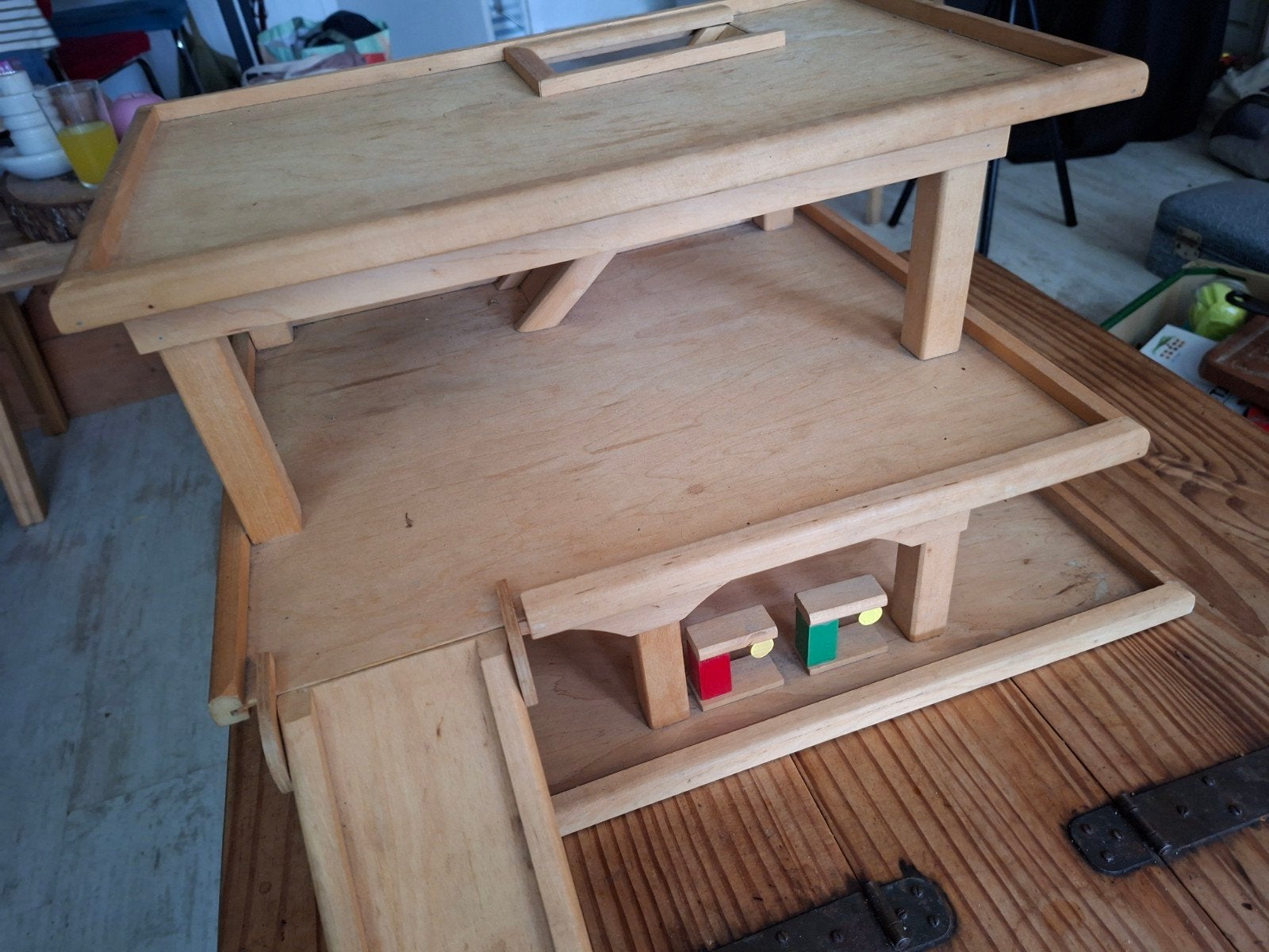 Houten speel garaga, Ophalen