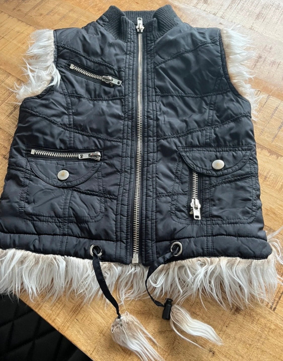 Stoer zwart kinder bodywarmer met bont, maat 158, Kinderen en Baby's, Kinderkleding | Maat 158, Ophalen of Verzenden, Gebruikt