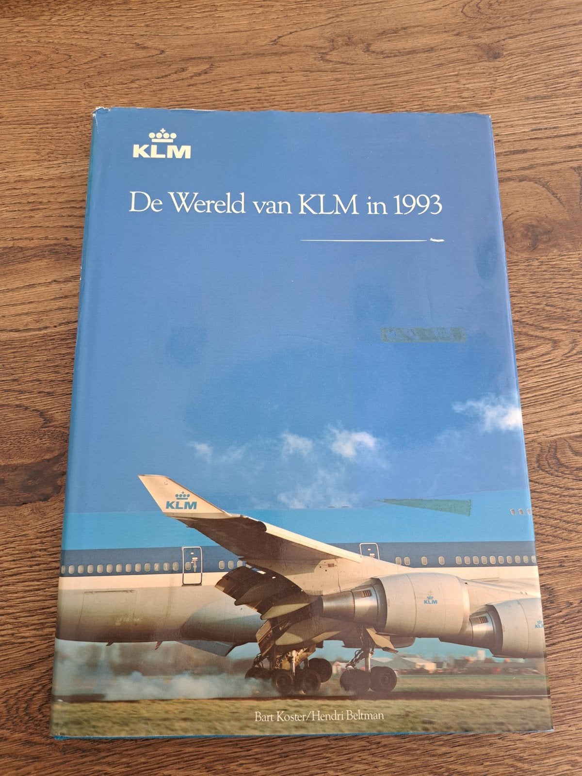 De Wereld van KLM in 1993 - Jaarboek luchtvaart, Boeken, Ophalen of Verzenden, Gelezen, Bart Koster / Hendri Beltman, Vliegtuig