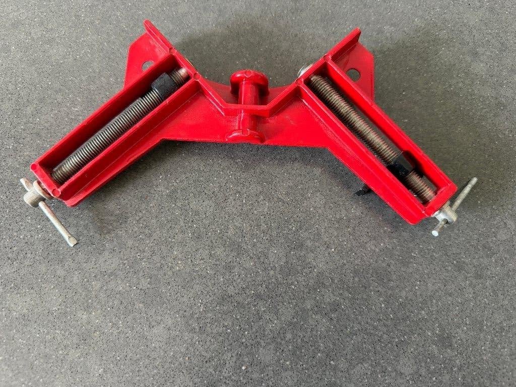 Rode metalen hoekklem, Ophalen of Verzenden, Gebruikt