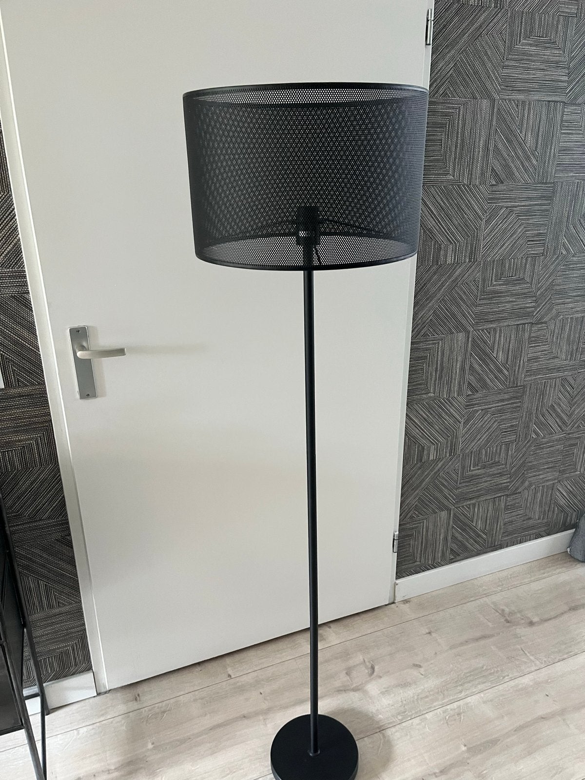 Zwarte staande lamp met geperforeerde kap, Ophalen of Verzenden, Zo goed als nieuw, Metaal, 150 tot 200 cm