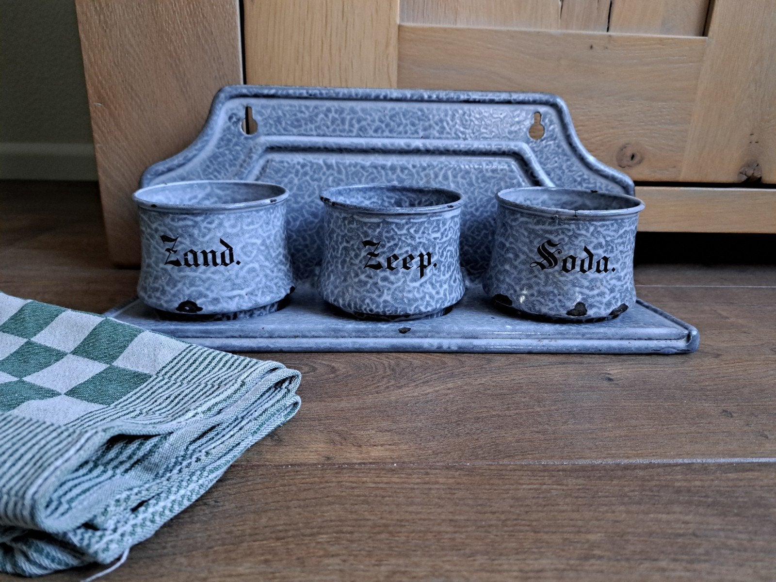 Brocant grijsgewolkt emaille rekje "Zand, Zeep, Soda', Ophalen of Verzenden