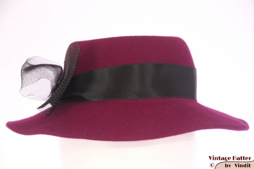 Vintage Dameshoed paars vilt met zwart lint 55 = S tot XS, Ophalen of Verzenden, Gedragen, 55 cm (S, 6⅞ inch) of minder, Hoed